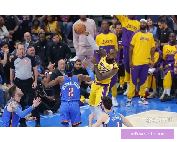 NBA赛场激战正酣巨星对决引爆全场球迷热情高涨之夜